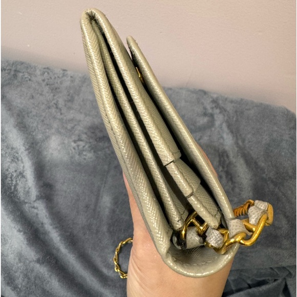 PRADA
Saffiano Metal Oro Chain Wallet Pomice - Picture 4 of 16